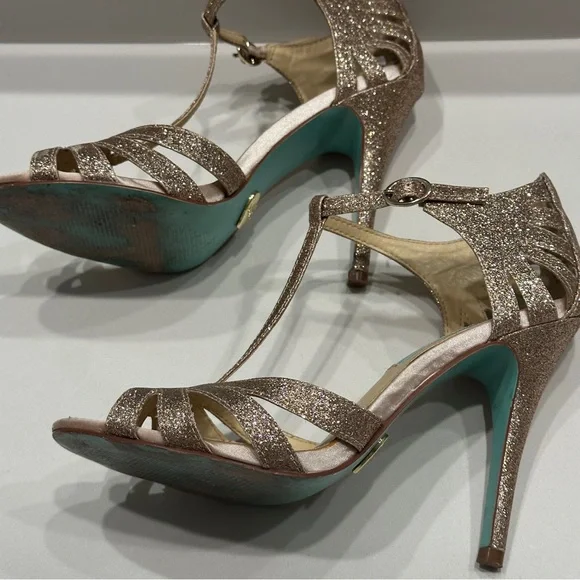 Blue by Betsey Johnson Heels Womens 6 Champagne Glitter T-Strap Peep Toe - Picture 2 of 4